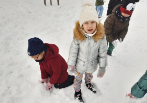 05 Dzieci bawią się na śniegu